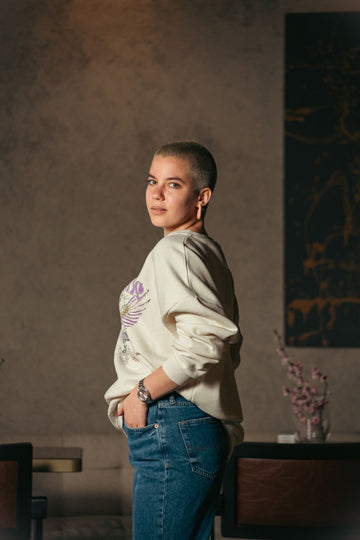 plus size woman wearing white crewneck sweatshirt and jeans for fall